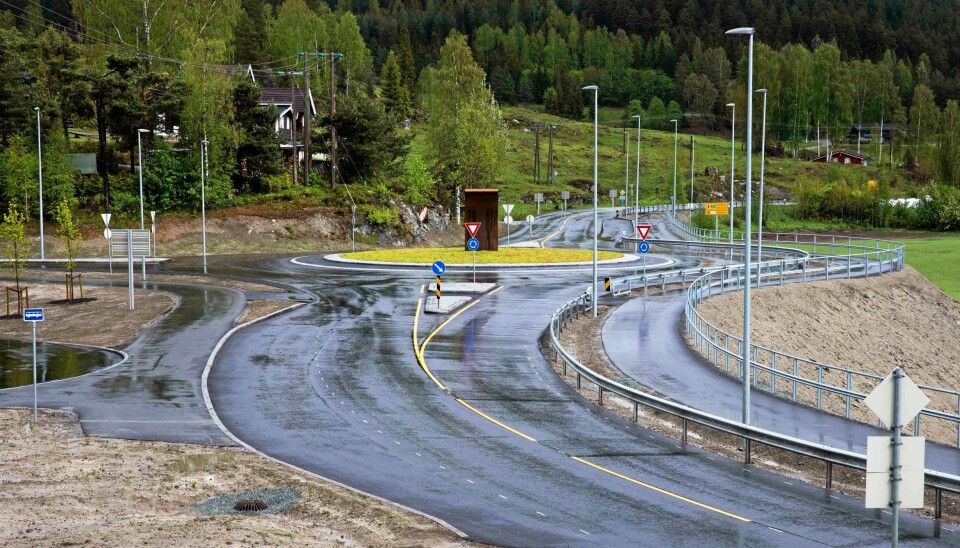 I Hamremoen på fylkesvei 280 er trafikken blitt redusert til en brøkdel. Likevel er det brukt 25 mill. kroner på en ny rundkjøring. Og i midten står et kunstverk i form av en stålplate. Den alene kostet 130.000 kroner.