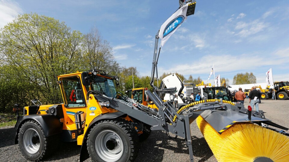 Wille 665 med feieutstyr i front.