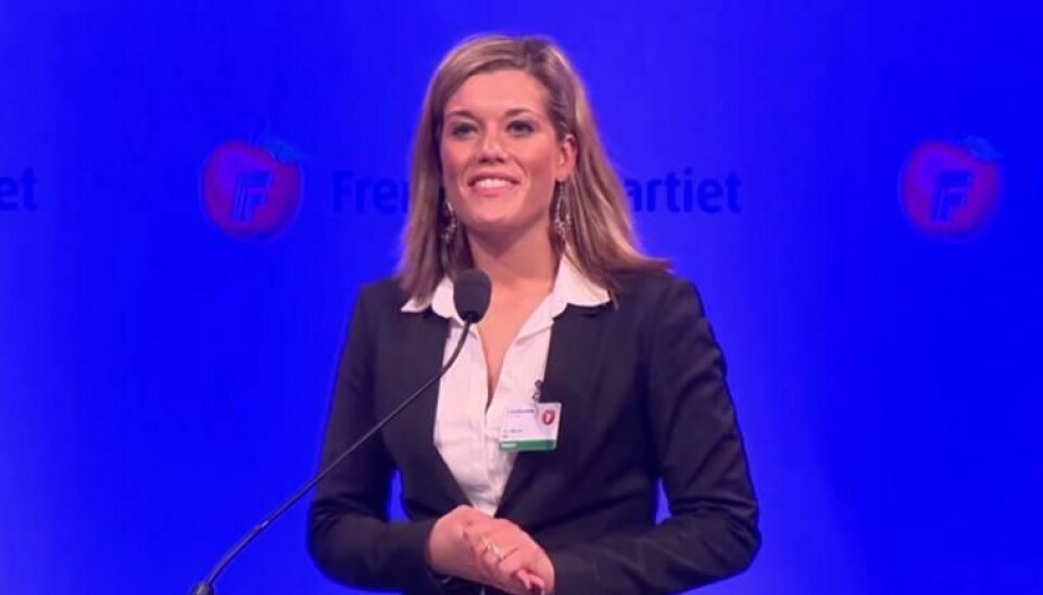 Sara Økland på talerstolen under Frps landsmøte i 2014.
