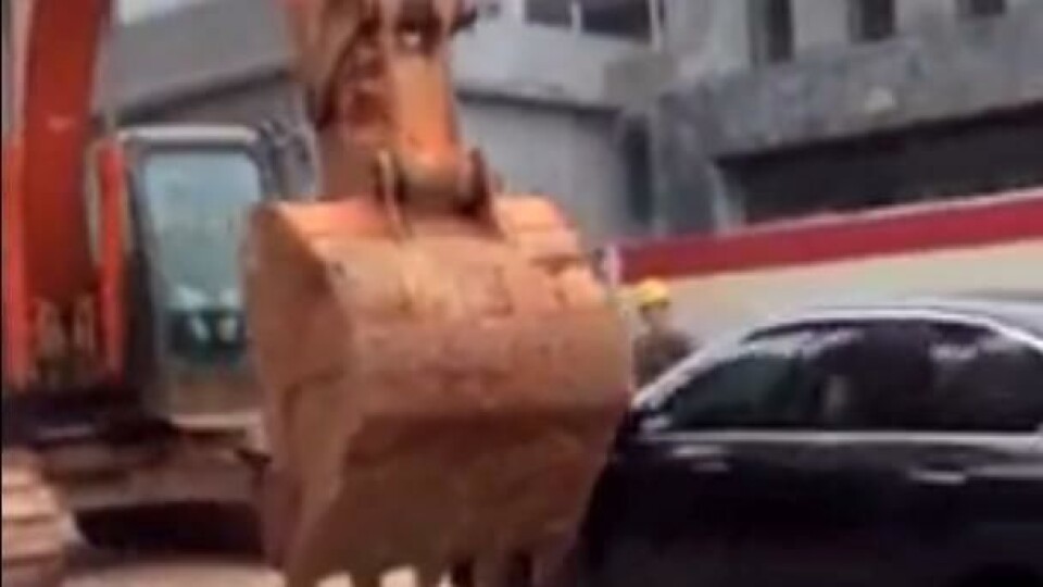 Går berserk med gravemaskin
