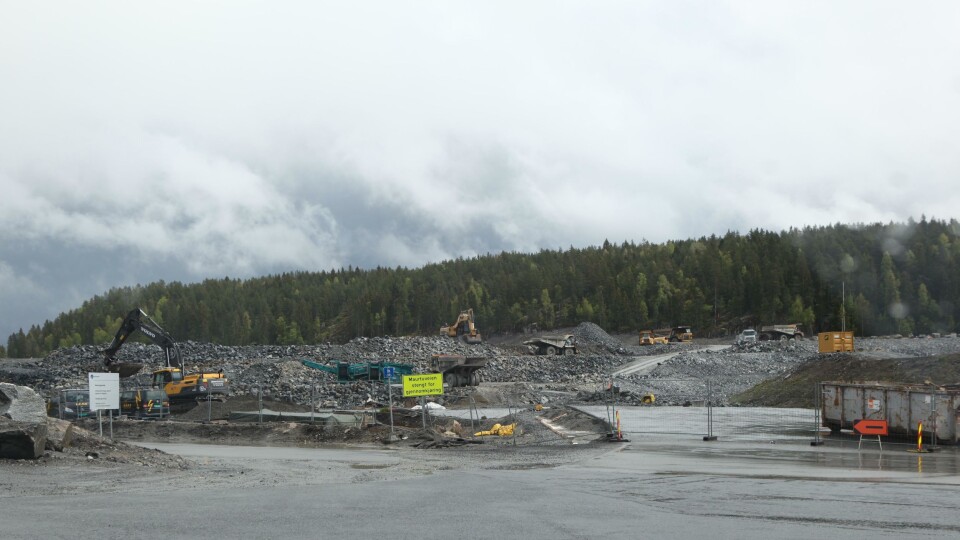 Etter snart ett års arbeid har AF Gruppen nær sprengt ferdig de to adkomsttunnelene til Follobanen på Åsland. Nå skal de fortsette med å bygge fjellhaller.