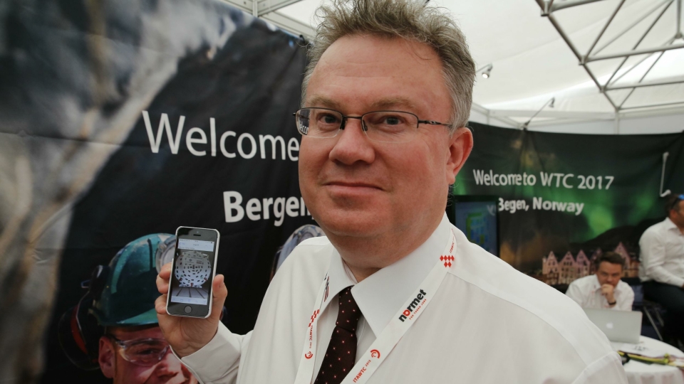 Prosjektleder Hans-Egil Larsen har akkurat fått bilde av Ulriken-TBM-en. - Dette er en stor dag, sier han.