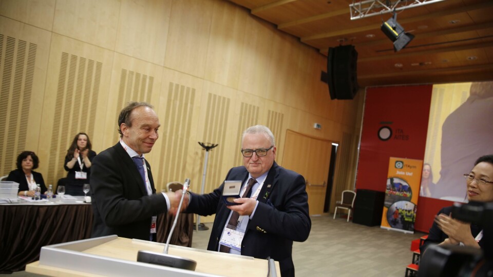 BLE HEDRET: ITA-president Søren Degn Eskesen (t.v.) gir hedersmedalje til Tom Melbye, Normet.