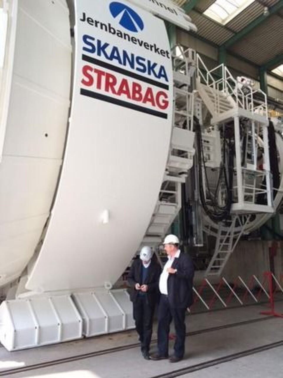 TBM-en som skal brukes i Ulriken-tunnelen er overlevert i Tyskland. Den er 155 meter lang og veier 1600 tonn. Etter sommeren skal den fraktes til Bergen. TBM-en som skal brukes i Ulriken-tunnelen er overlevert i Tyskland. Den er 155 meter lang og veier 1600 tonn. Etter sommeren skal den fraktes til Bergen.