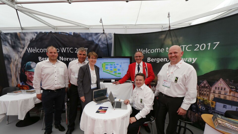 SELGER STANDER SOM VARMT HVETEBRØD: Nordmenn på den norske fellesstanden, fra venstre: Audun Bergsholm (Protan), Alv Hanstvedt (Giertsen Tunnel), Siri Engen (Tekna), Trond Strømme (Grieghallen, sittende), Ivar Frode Andersen (Injeksjon & Tunnel Support) og Kjell Sætrevik (Vik Ørsta). Alle hovedstandene (de blå feltene på skjermen bak) er allerede reservert).