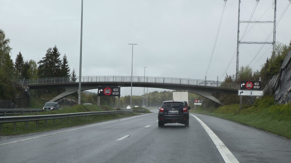 To av de mange nye led-skiltene ved Taraldrud kontrollstasjon.