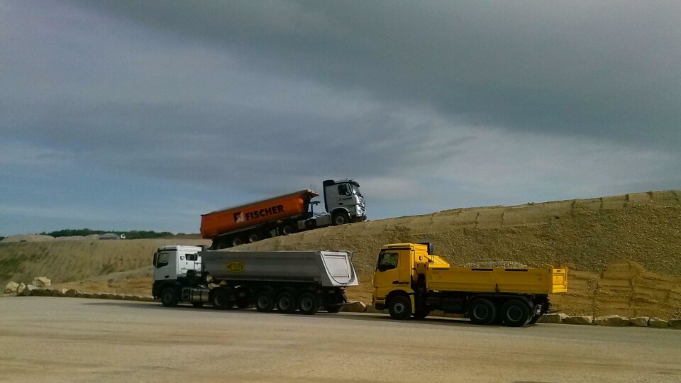 Mercedes-Benz Arocs med innkoblingsbar hydraulisk forhjulsdrift kan leveres på 4x2, 6x2 og 6x4.