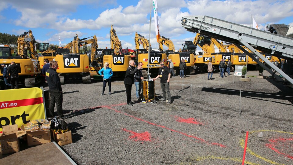 Mange prøvde seg som steinkastere på Anlegg&Transports stand på Vei og Anlegg. Premien var grill og utstyr fra Landmann til 10.000 kroner. Mange prøvde seg som steinkastere på Anlegg&Transports stand på Vei og Anlegg. Premien var grill og utstyr fra Landmann til 10.000 kroner.