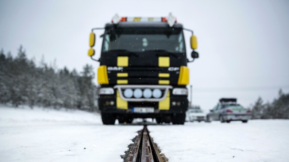 Nå «går» lastebilene på skinner i Sverige.
