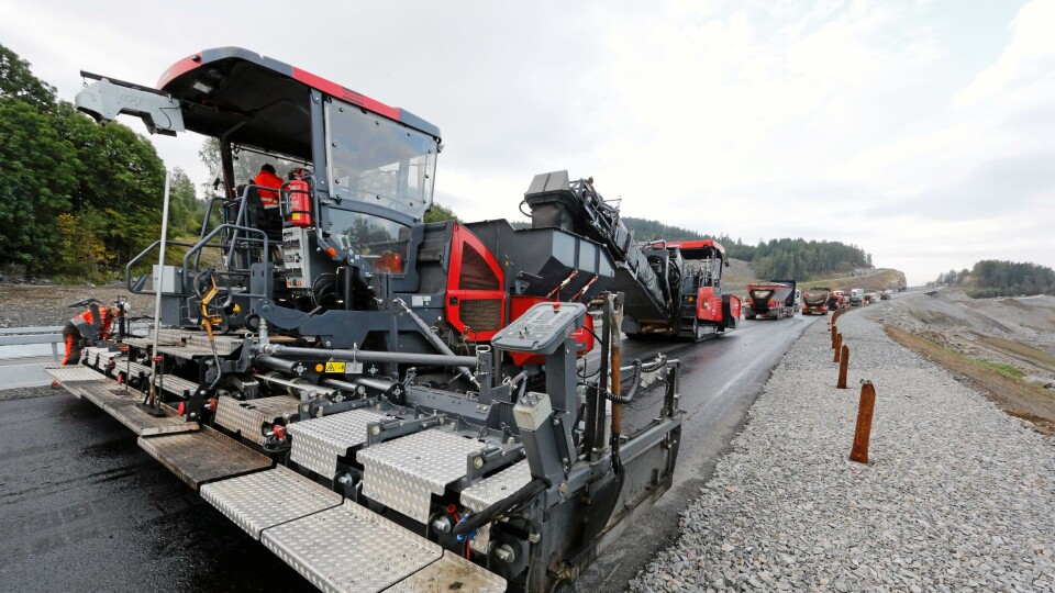 Veidekke har investert i den beltegående asfaltutleggeren Atlas Copco ST2500CS+ som kan legge asfalt i ni meters bredde. Dette er fra E6 like nord for Minnesund.