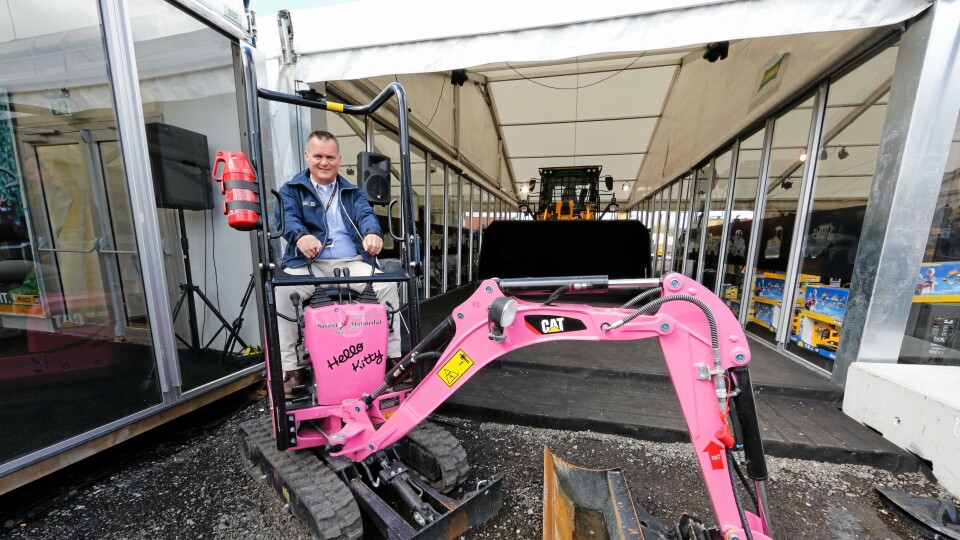 Pon-direktør Erik Sollerud forteller at to entreprenører bestilte seg en Hello Kitty-Cat på flekken under Vei og Anlegg.