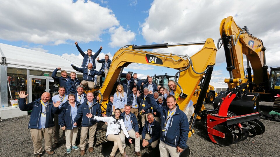 For Pon Equipment var det full jubel fra første til siste dag på Vei og Anlegg 2015. Her er et knippe ansatte samlet rundt den nye 8-tonneren med fast bom som var en av de store nyhetene.