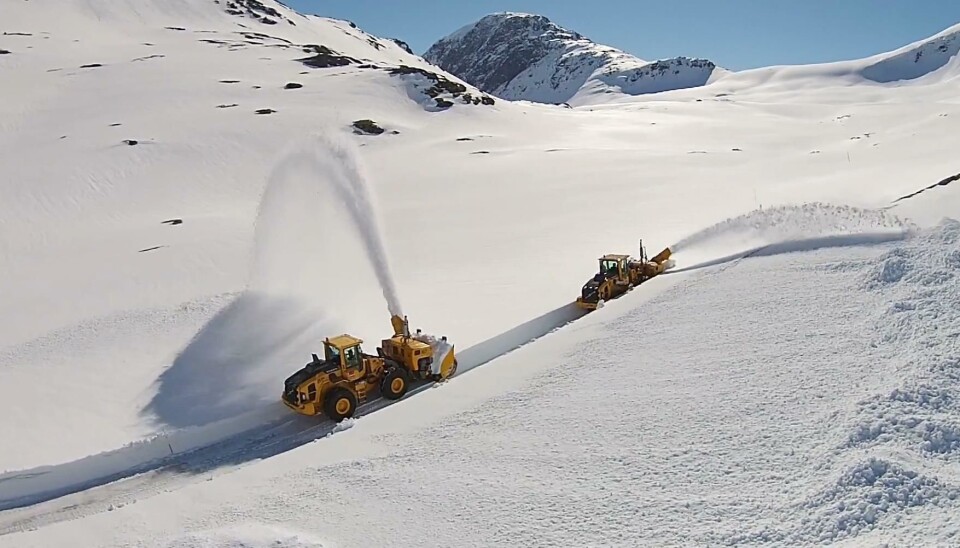 Se film av brøytingen på Geirangerfjellet