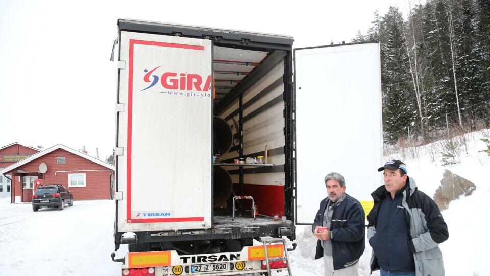 Disse to tyrkiske sjåførene som kjørte for Garay Lojistik sto fast flere dager uten mat og penger fra arbeidsgiveren da de ble stoppet og holdt tilbake på Taraldrud kontrollstasjon i januar 2014. De manglet kjettinger og nødvendige kjøretillatelser. Nå skal det bli slutt på at sjåfører er fanget uten penger i lastebilene de kjører.