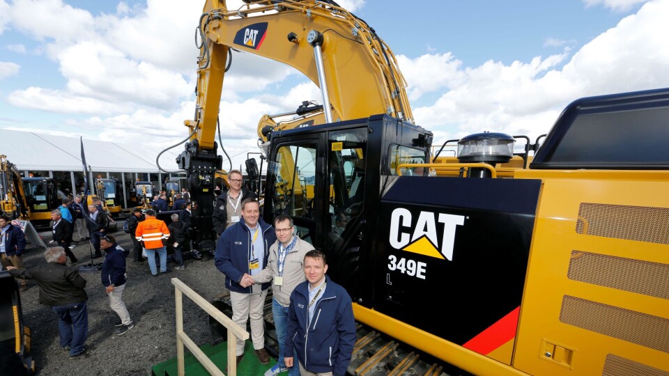 FØRSTE CAT: Pon Equipments produktsjef Vilmundur Theodorsson (f.h), Bernt-Jøran Reinholtsen (Secora), Per-Gunnar Hansen (selger Pon) og Rune Laberg Olsen (formann Secora) ved Cat 349-maskinen.