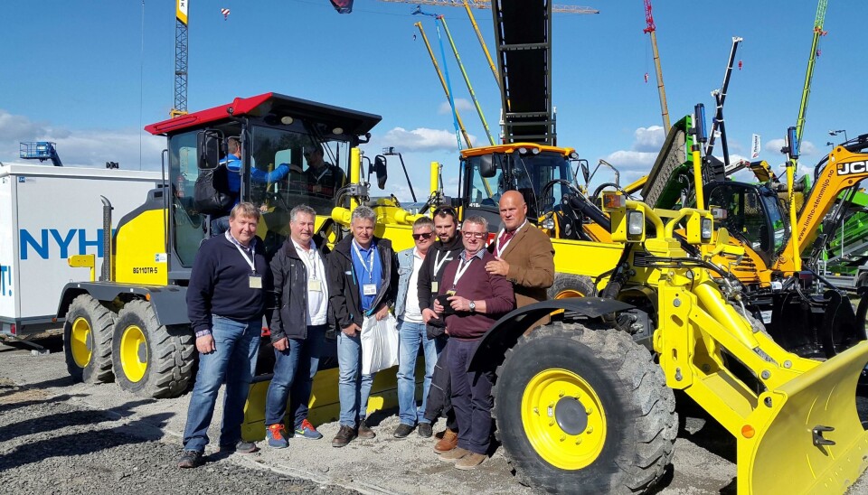 GOD STEMNING: Fra standen til Lintho Maskin AS. Fra venstre: Rune Gammelsrud, Øystein Birkeland, Frank Ole Sørensen, Erling Ekeren, Lars Hæhre, Kjell Lintho og Albert Kr. Hæhre.