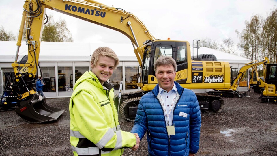 Sindre Aspelien vant årets uoffisielle norgesmesterskap i maskinkjøring for skoleelever. Han ble gratulert av Roger Wang i Hesselberg Maskin.