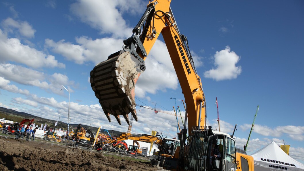 Liebherr-Norge har sitt demofelt innerst på området. På bildet er Kristian Øvsthus fra Voss i ferd med å teste en R946 Litronic. Liebherr-Norge har sitt demofelt innerst på området. På bildet er Kristian Øvsthus fra Voss i ferd med å teste en R946 Litronic.