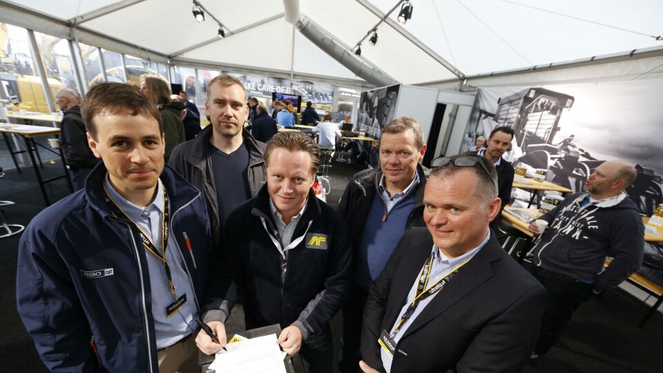 STOR AVTALE: Avtalen mellom AF Decom og Pon Equipment signeres av AF Decom-direktør Eirik Wraal på Vei og Anlegg. Fra venstre: Pål Brandvoll (storkundeansvarlig Pon), Jan Egil Veikleenget (maskinkoordinator AF Decom), Wraal, Erik Skogheim (maskinsjef AF Decom) og Erik Sollerud (adm. direktør Pon).