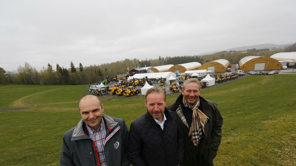 KLART FOR MESSE: Dagen før åpningen av Vei og Anlegg hadde Volvo Maskin pressekonferanse. Alle maskinene er på plass bak David Kristianslund (f.v), Per-Erik Lindström (ansvarlig for Nord-Europa i Volvo CE) og Jon Vislie.