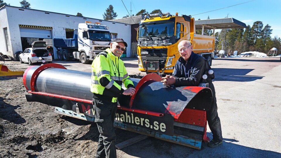 Brødrene Narve (t.v.) og Knut Fredheim ser slutten på firmaets 80. sesong med brøyting. Ute på tunet på Drevsjø er snøplogene parkert for i år. Forhåpentligvis.