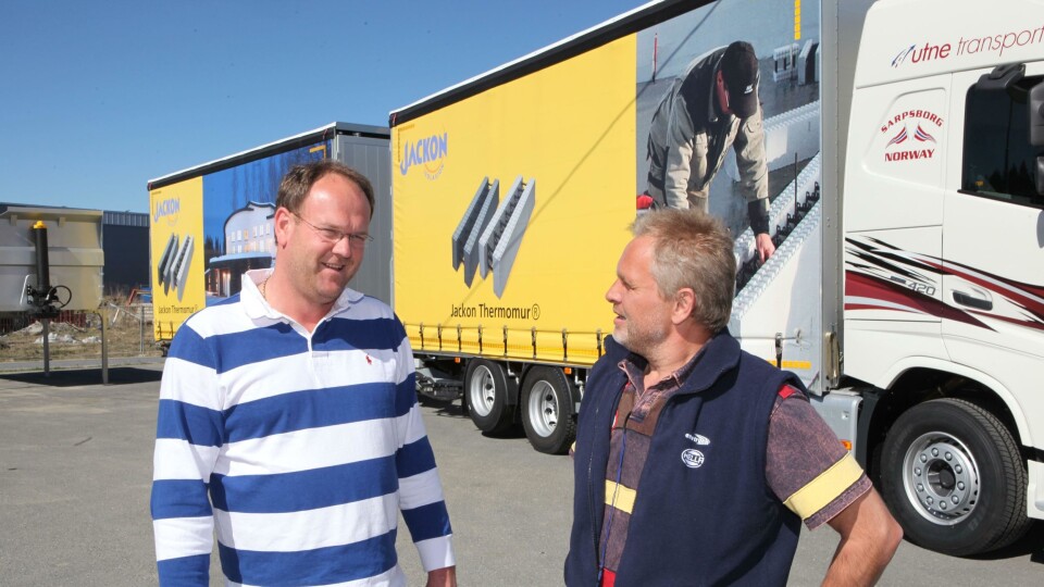 Lars Thomas Utne (t.v.) og Svein Bekken (GSI Norway) da Utne hentet Utne Transports første vogntog fra GSI Norway AS i april 2015.