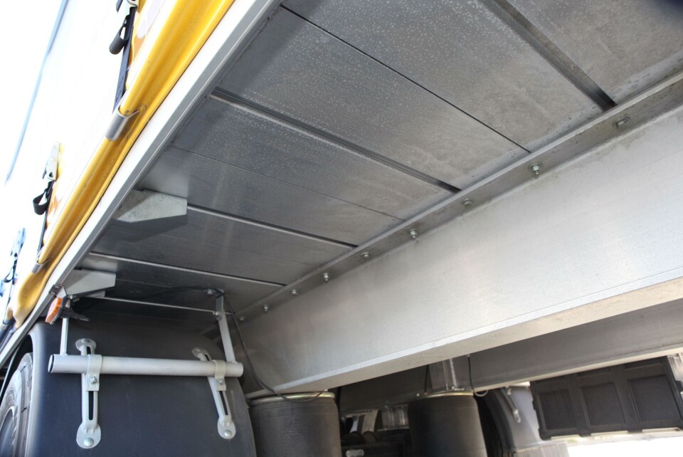 Selvbærende aluminiumsgulv og rammevange i aluminium.