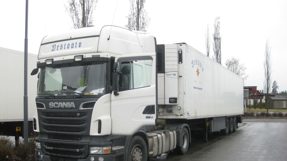 Transporten fra Vestauto i Riga, Latvia, holdt seg ikke innenfor regelverket. Nå er det opp til politiets jurister hva slags straff sjåfør og selskap skal tildeles. Transporten fra Vestauto i Riga, Latvia, holdt seg ikke innenfor regelverket. Nå er det opp til politiets jurister hva slags straff sjåfør og selskap skal tildeles.