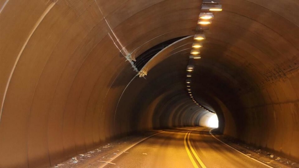 Hele 11 takplater ble ødelagt av vogntoget onsdag.