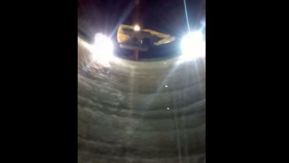 Gravemaskin i 30 meter fritt fall