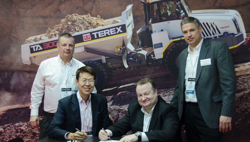 Terex Trucks-representantene John Bennett, Paul Douglas og Sam Wyant sammen med Jimmy-Chakart Seanchan, adm. direktør for Leadway Heavy Machinery, på Intermat i Paris.