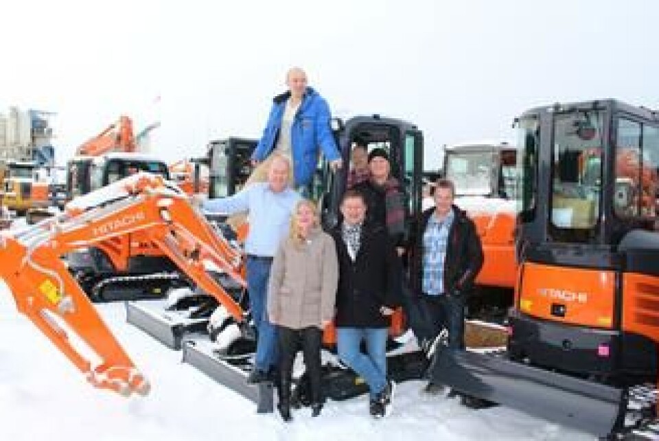 Nasta ble med på laget da Hitachoo skulle skapes. Foran fra venstre: Tom Johansen (på skjæret), Jannike Hansen, Stig Berg-Johansen og Jan Ivar Ibsen (alle fra Nasta). På bommen står idémaker Pekka Lundefaret, i døråpningen står artist og forfatter Øyvind «Vinni» Sauvik og i hytta sitter tegner Ole-Martin Lundefaret.
