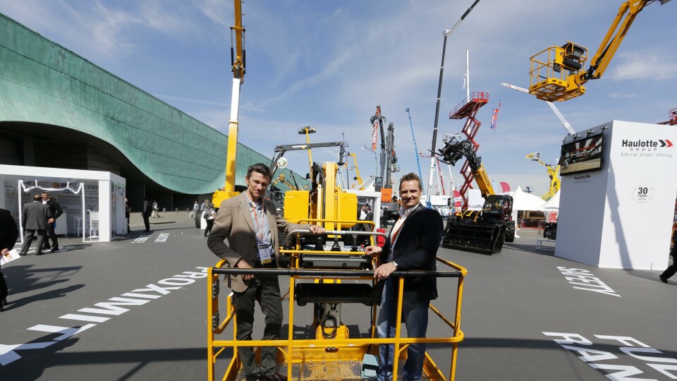 SATSER HØYT: Daglig leder Truels Fredrik Gedde (t.v.) i Grove Knutsen og salgsleder Bent Nygaard i datterselskapet Alturo er glad for å kunne presentere Haulotte-produktene. Her i den nye liften fra Haulotte.