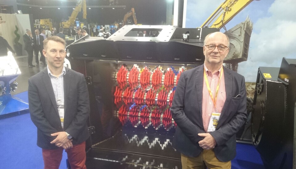 PÅ INTERMAT: Ankerløkken-sjef Ole Andreas Aaserud (høyre) og Morten Paulsen foran den største Simex-sikteskuffen (prototype) på standen til Simex på Intermat-messen.