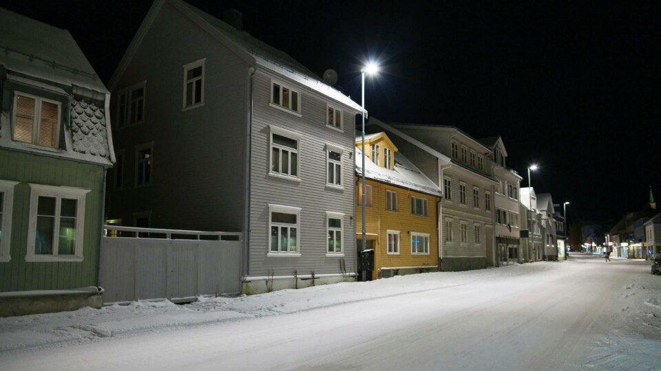 Fra 13 april er det slutt på å markedsføre kvikksølvlyspærer. Dermed må Tromsø, som dette bildet er fra, og landets andre kommuner og kraftselskap begynne å bytte til annen teknologi i gatelysene.