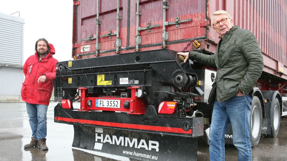 Far og sønn Lars og Lars Petter Hyrum inviterte A&T til Europa-premieren av Hammar Maskins nye sidelaster.