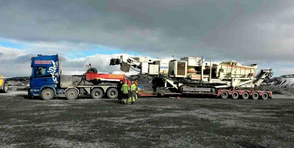 Metso LT 1100 lastet og klar for veitransporten fra Kirkenes til Göteborg. Her skal den i første omgang fraktes videre med båt.