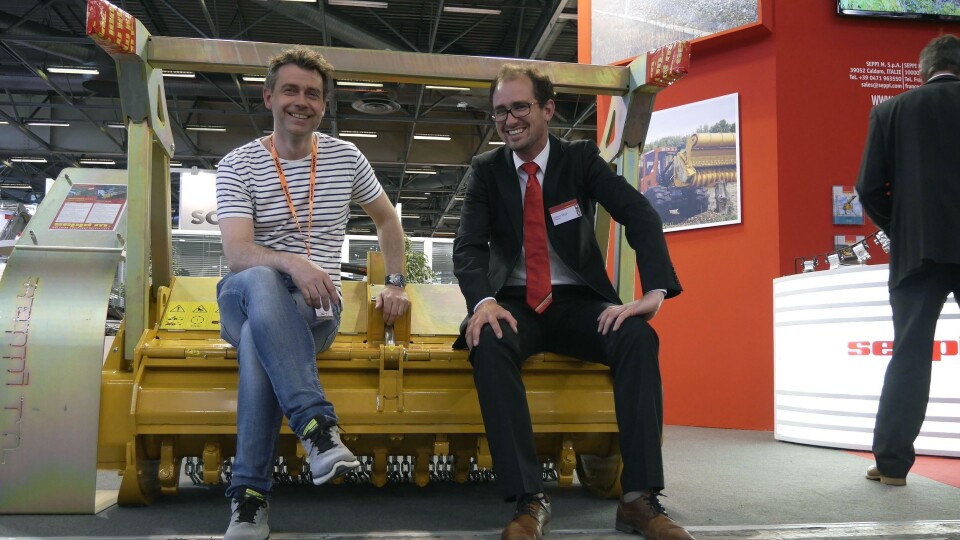 Freseaggregatet «Miniforst» leveres i tre varianter med arbeidsbredder fra 1,5-2 m. Her er tar Malleus’ Kai Moen (til venstre) og Seppi-sjef Loretz Seppi en rast på den nye fresen.