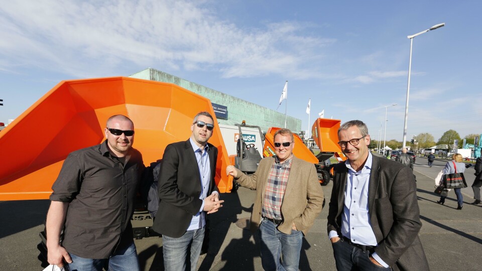 TILBAKE: Hymax ser frem til å tilby Ausa for kundene igjen. Her er Hymax-ansatte på Ausa-standen på Intermat. Fra venstre: Øyvind Ottinsen, Kenneth Aune, Stig Hågensen og Helge Borud.