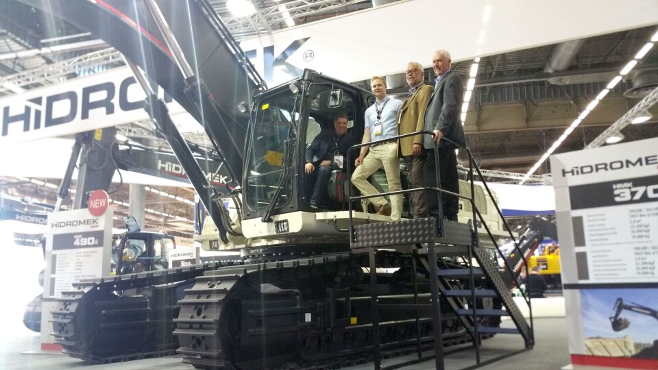 NY MASKIN TIL GUTTA: En blid delegasjon fra Avitec i Mjøndalen var meget fornøyd med nyhetene på Hidromek-standen. Her på den nye 50-tonneren. Fra venstre: Marius Jacobsen, Eirik Røren, Tore Jacobsen og Knut Pedersen.