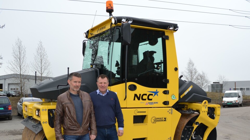 Maskinsjef i NCC Roads, Rune Husby (t.v.) og Odd Enger, Hesselberg Maskin, ved den minste modellen BW154 AP-4I AM (7,3 tonn).