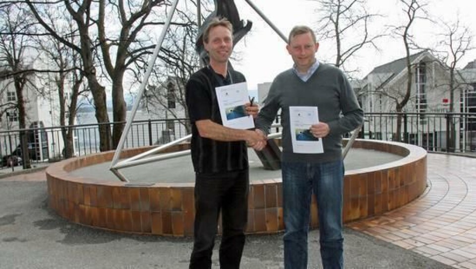 Prosjektleder Harald Inge Johnsen i Statens vegvsen og adm. direktør Oddgeir Anundsen i One Nordic signerte kontrakt om tunnelutbedring 10. april 2015.