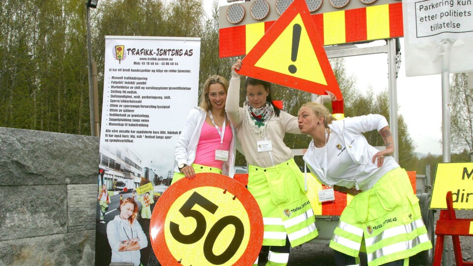 Trafikkjenter i skiltjungelen. Fra venstre: Inga Whiteberg, Anna Rifelj og Merethe Ragnardotter Flakk.