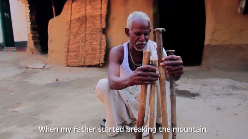 Sønnen til Dashrath Manjhi viser fram utstyret faren brukte for å lage veien.