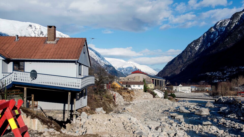 I Odda var det storflom i fjor høst som raserte mange bolighus og store deler av elva. Nå kan det komme stor flom igjen på store deler av Vestlandet og i Agder.