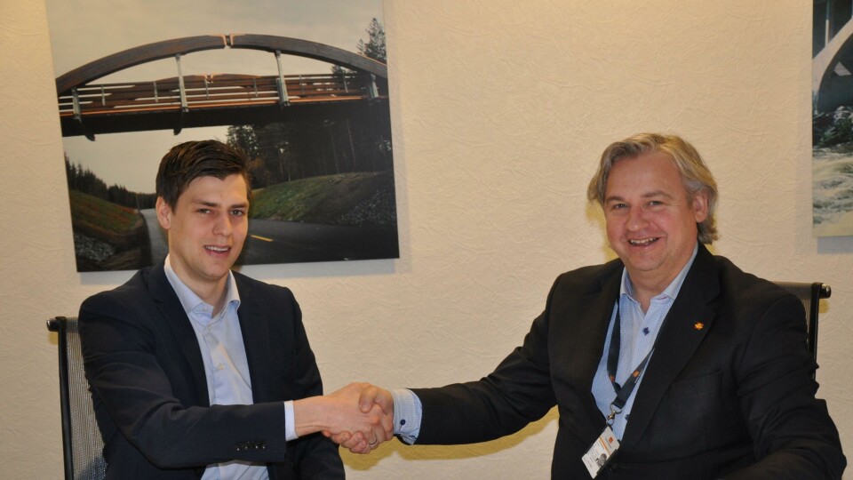 Martin Holmquist (t.v.), distriktsleder i Veidekke Industri AS og Kjell Inge Davik, regionvegsjef i Statens vegvesen Region sør signerte kontrakten.