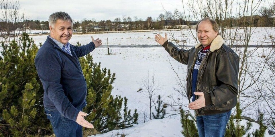 Hit, til Hovlandbanen i Larvik, ønsker Håkon Stensvold (t.v.) og Egil Brattås velkommen til ny Vestfoldutstilling. Dette blir det 41. i rekken.