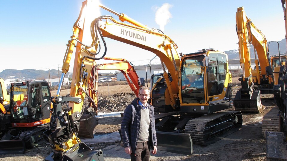 Helge Borud, daglig leder i Hymax AS, foran den nye Hyundai R125LCR-9A.