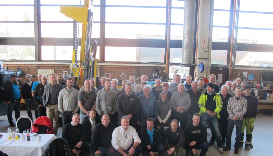 Kursdeltagere og arrangører samlet foran WellDrill-riggen. I hvitt i første rekke Atlas Copcos Jon-Andreas Ellefsen og til høyre for han Joakim Sander.