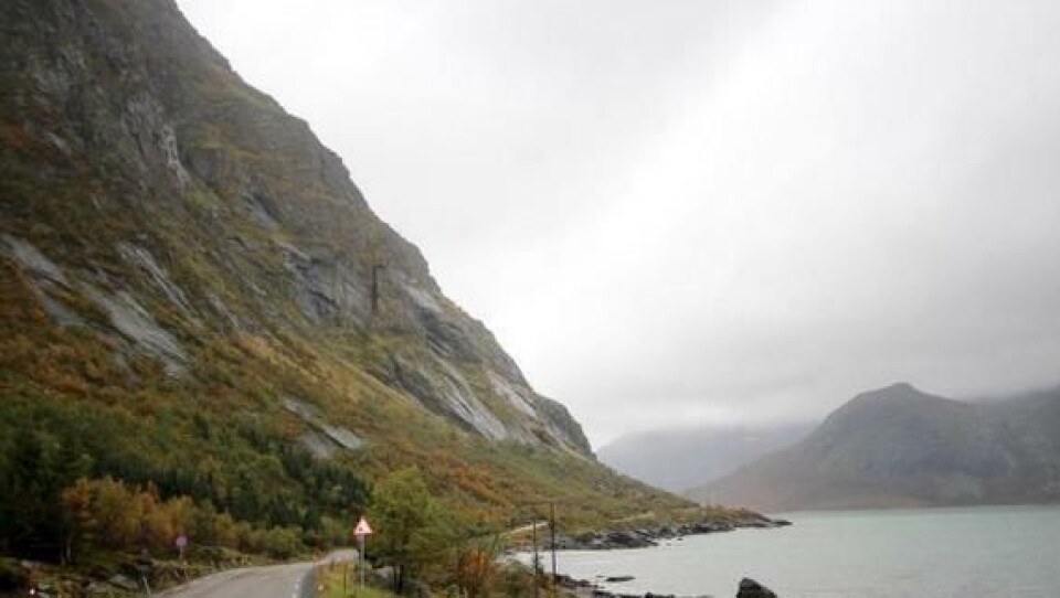 E10 langs Kilanpollen i Flakstad er en rasfarlig strekning som kan bli erstattet med ny veg over pollen. Dette er ett av mange alternativer for innkorting av reisetida gjennom Lofoten.